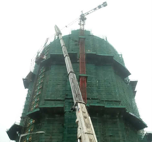 东乌珠穆沁吊车在工地上作业